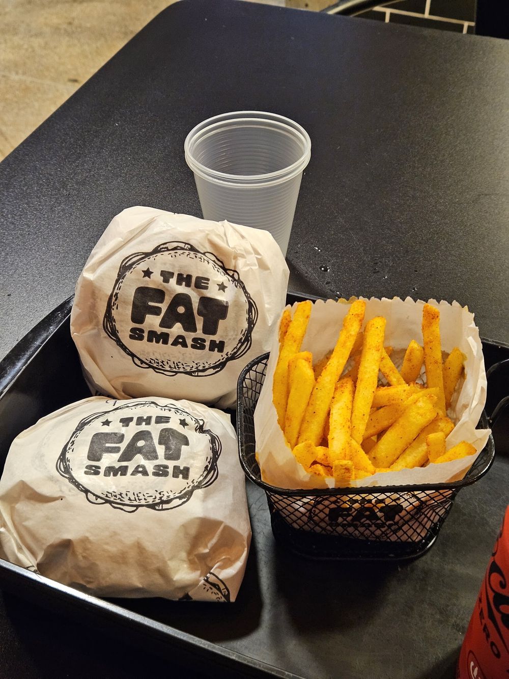 Burger e fritas na embalagem da casa