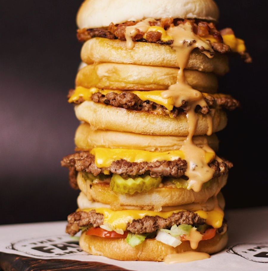 Smash burger triplo com queijo e molho escorrendo